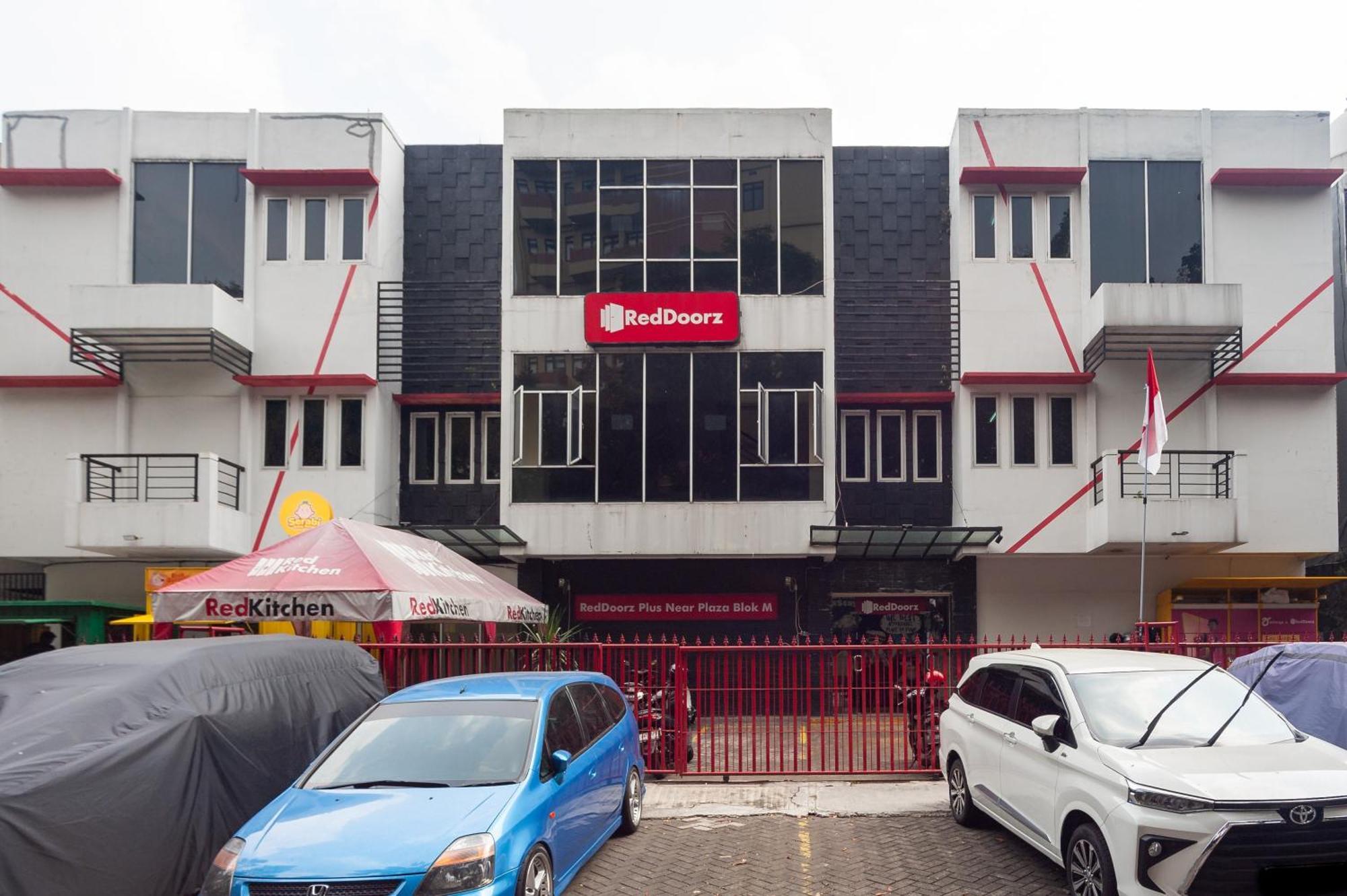 Reddoorz Plus Near Plaza Blok M Jakarta Exterior foto