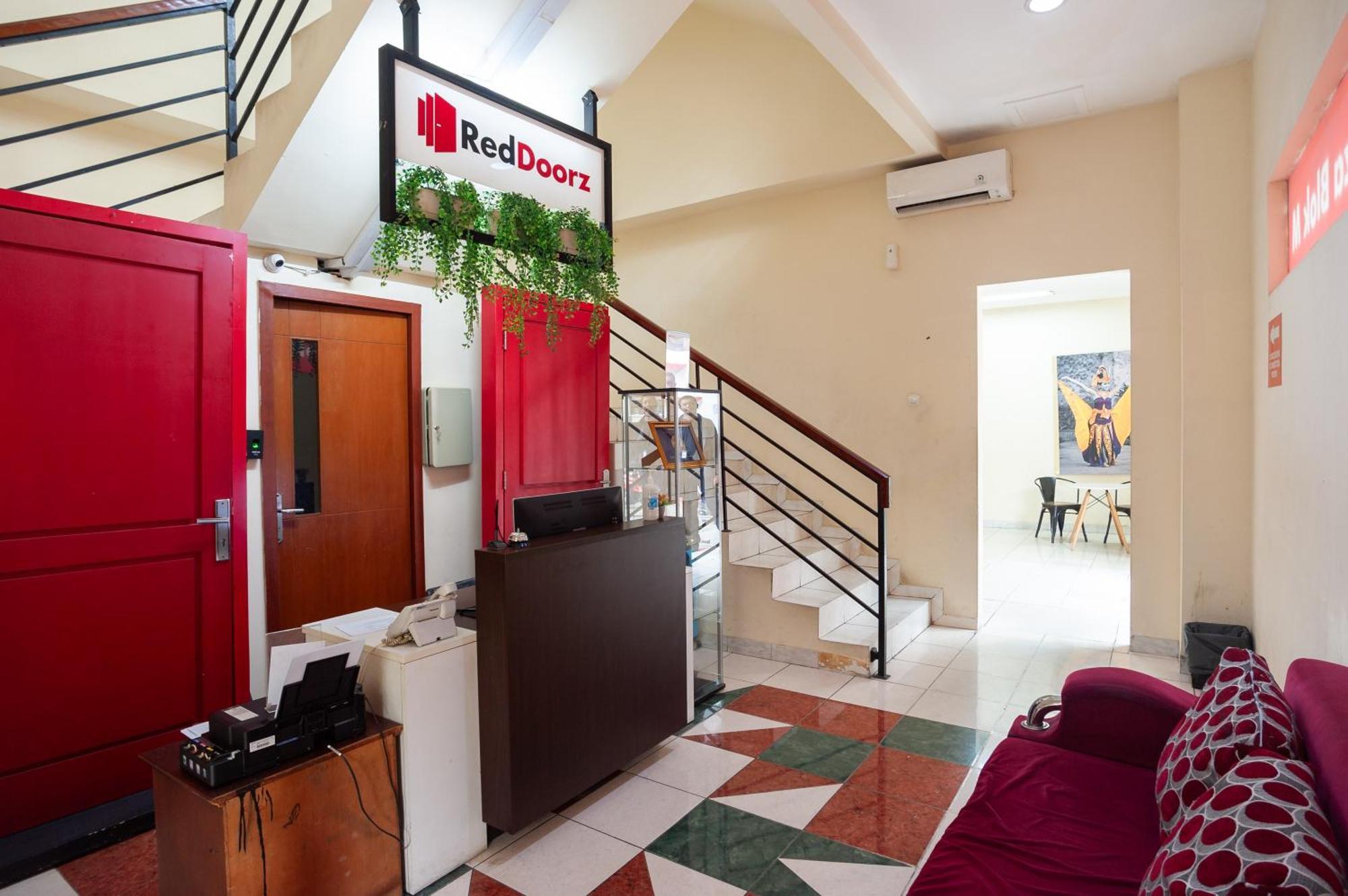 Reddoorz Plus Near Plaza Blok M Jakarta Exterior foto