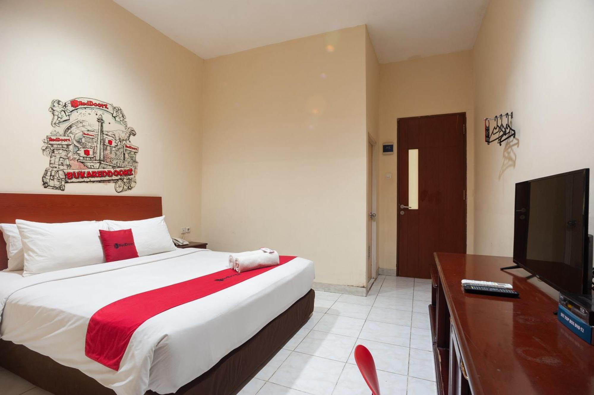 Reddoorz Plus Near Plaza Blok M Jakarta Exterior foto