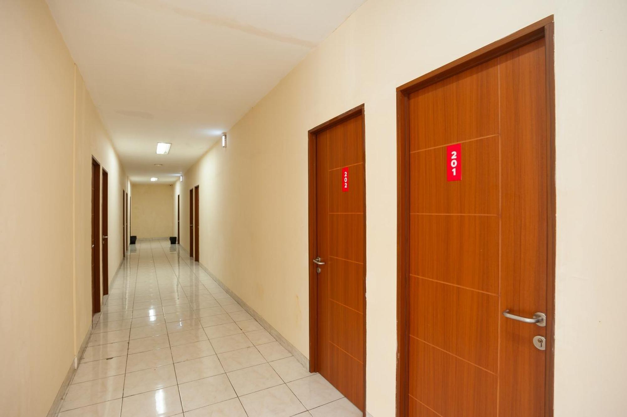 Reddoorz Plus Near Plaza Blok M Jakarta Exterior foto