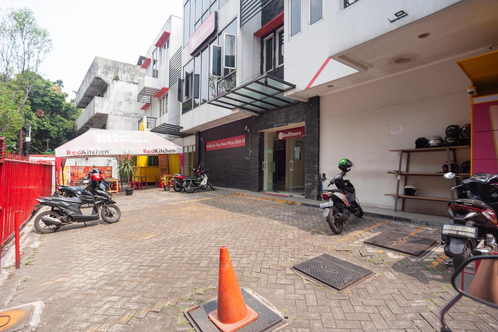 Reddoorz Plus Near Plaza Blok M Jakarta Exterior foto