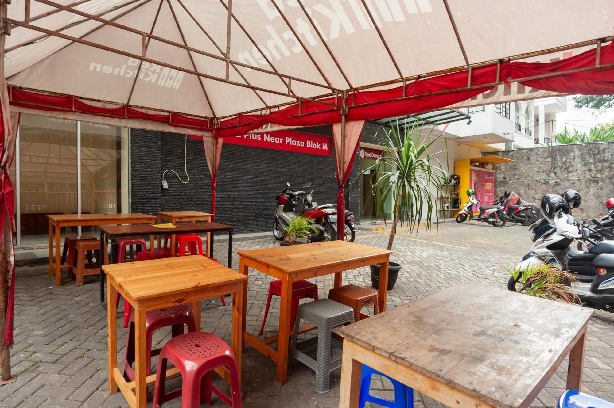 Reddoorz Plus Near Plaza Blok M Jakarta Exterior foto